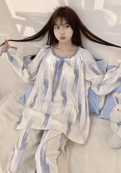 우주블리 여성잠옷 가을파자마 화이트 블루 프릴 페인팅 투피스 홈웨어(캡 내장)
